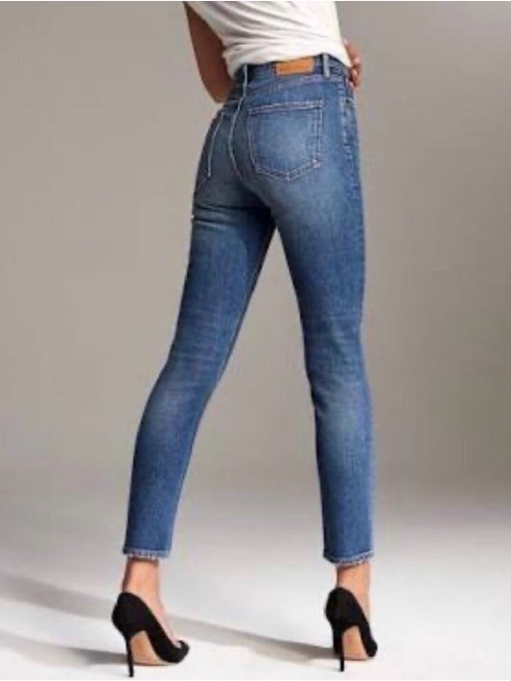 Aritzia Denim Forum The Yoko High Rise Slim Jeans Size 27 Cigarette